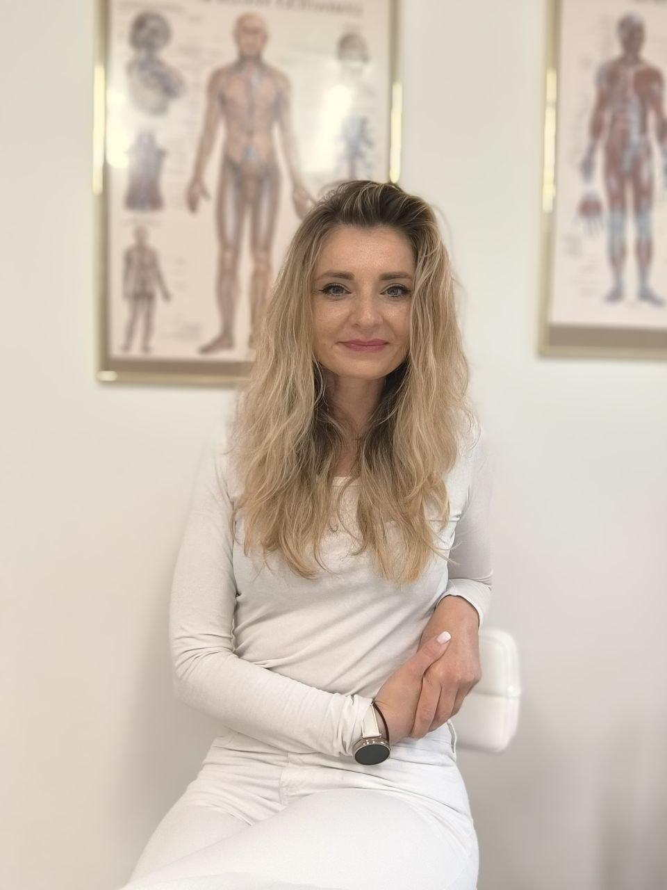 Kristína Rolinčinová – kozmetička salónu Krysti pri práci